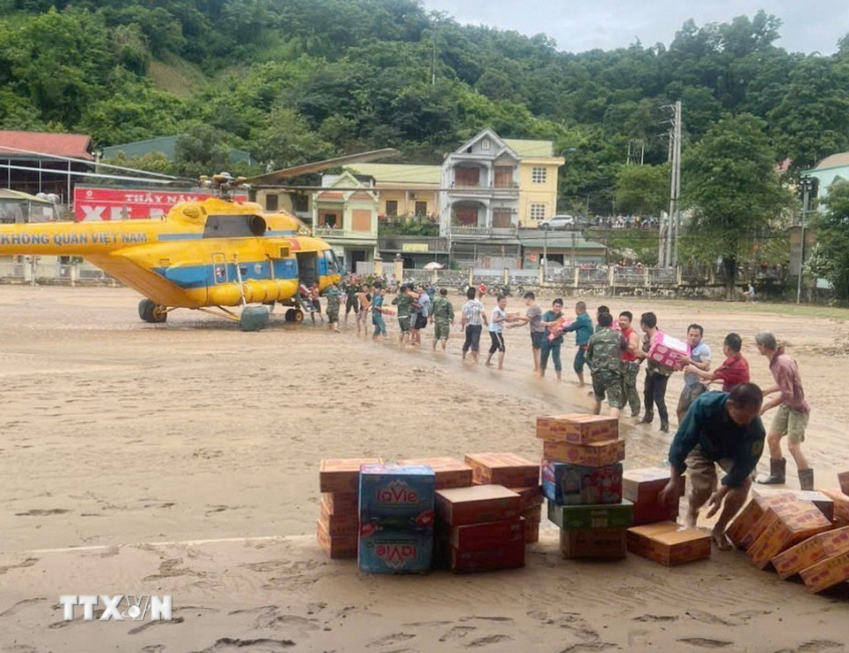 Máy bay trực thăng Mi 171 của Quân chủng Phòng không Không quân mang theo hàng cứu trợ gồm lương thực, thực phẩm, nước uống... hạ cánh xuống huyện Tương Dương. (Ảnh: TTXVN phát)