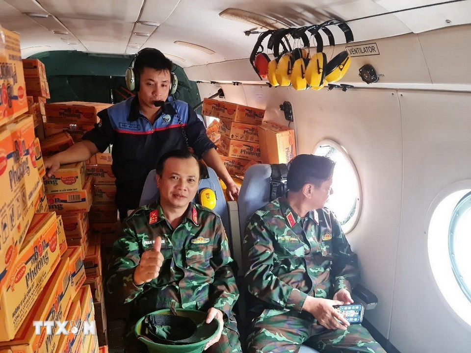 Các cán bộ, chiến sỹ trên trực thăng tham gia cứu trợ người dân vùng lũ. (Ảnh: TTXVN phát)