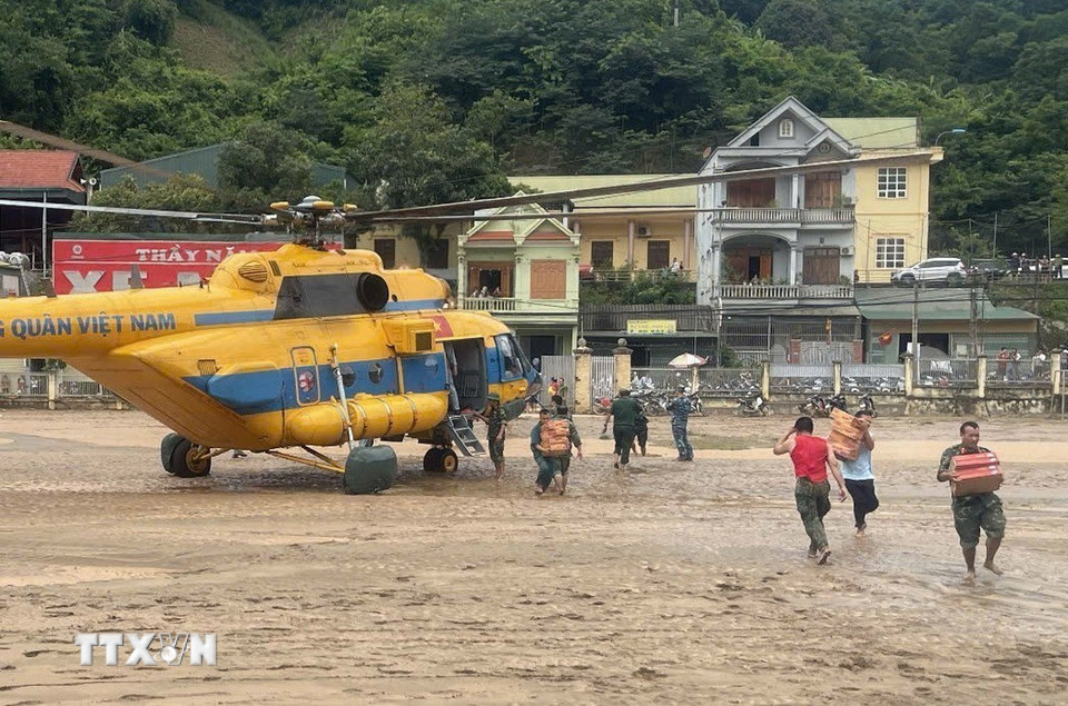 Máy bay trực thăng Mi 171 của Quân chủng Phòng không Không quân mang theo hàng cứu trợ gồm lương thực, thực phẩm, nước uống... hạ cánh xuống huyện Tương Dương. (Ảnh: TTXVN phát)