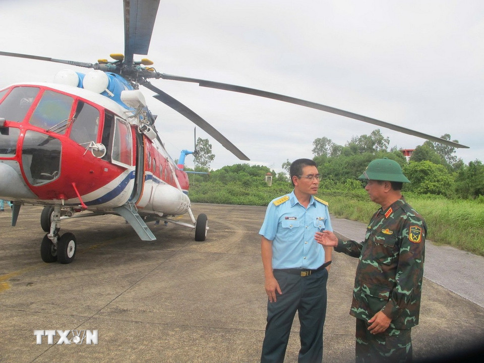 Trực thăng sẵn sàng lên đường cứu trợ người dân vùng lũ tỉnh Nghệ An. (Ảnh: TTXVN phát)