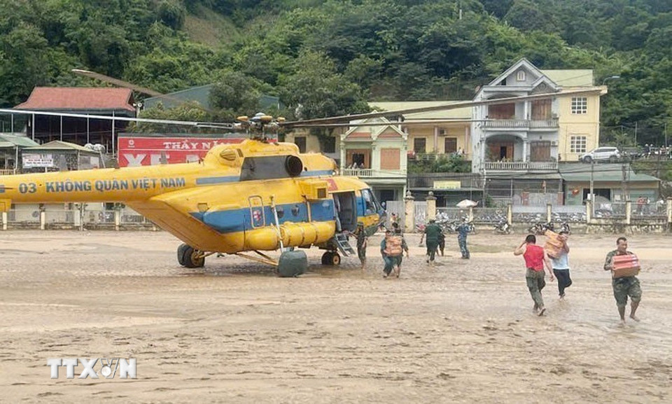 Máy bay trực thăng Mi 171 của Quân chủng Phòng không Không quân mang theo hàng cứu trợ gồm lương thực, thực phẩm, nước uống... hạ cánh xuống huyện Tương Dương. (Ảnh: TTXVN phát)