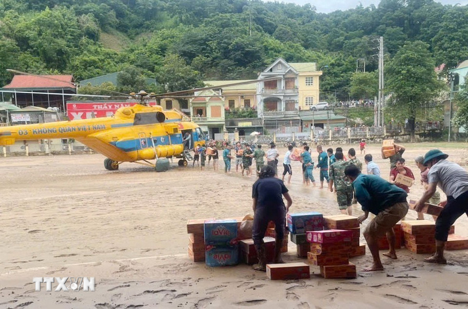 Máy bay trực thăng Mi 171 của Quân chủng Phòng không Không quân mang theo hàng cứu trợ gồm lương thực, thực phẩm, nước uống... hạ cánh xuống huyện Tương Dương. (Ảnh: TTXVN phát)
