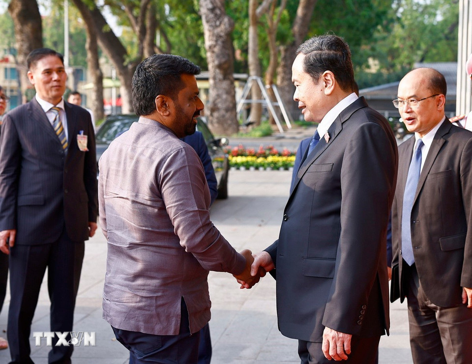 Chủ tịch Quốc hội Trần Thanh Mẫn đón Tổng thống Sri Lanka Anura Kumara Dissanayaka. (Ảnh: Doãn Tấn/TTXVN)