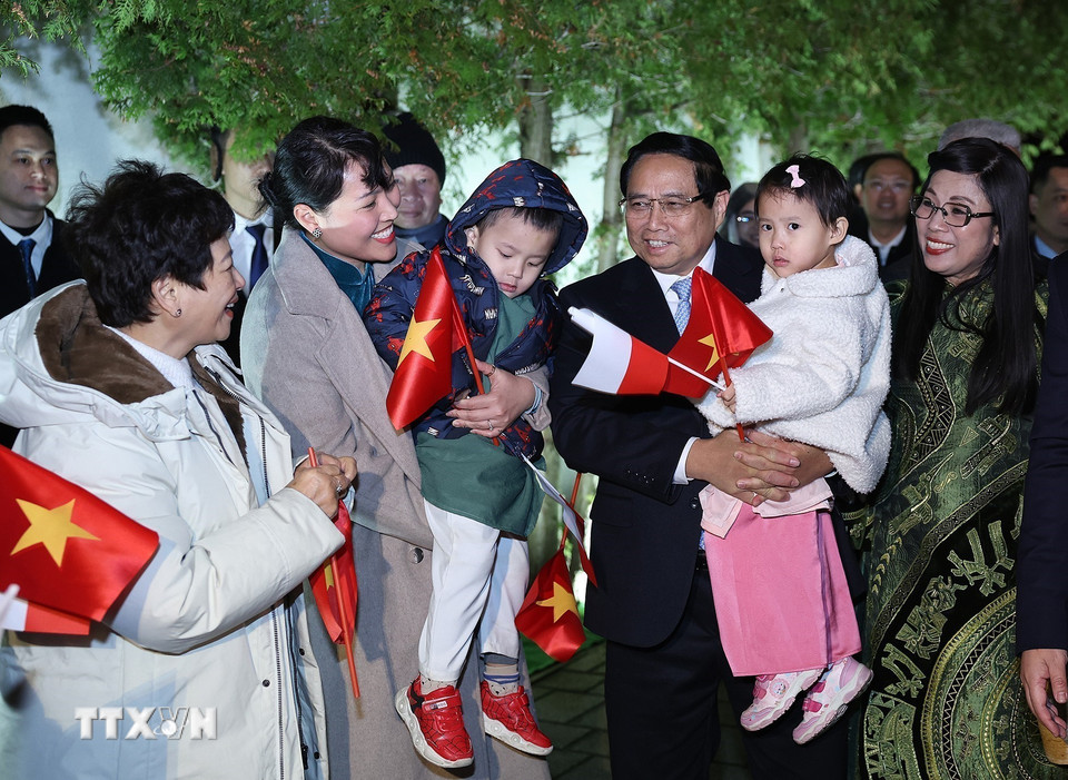 Thủ tướng Phạm Minh Chính với cán bộ, nhân viên Đại sứ quán và cộng đồng người Việt Nam tại Cộng hòa Ba Lan. (Ảnh: Dương Giang/TTXVN)