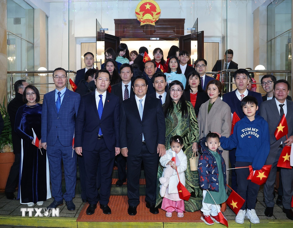 Thủ tướng Phạm Minh Chính với cán bộ, nhân viên Đại sứ quán và cộng đồng người Việt Nam tại Cộng hòa Ba Lan. (Ảnh: Dương Giang/TTXVN)