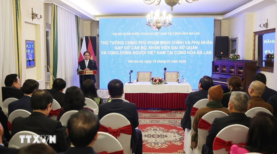 Thủ tướng Phạm Minh Chính phát biểu tại cuộc gặp cán bộ, nhân viên Đại sứ quán và cộng đồng người Việt Nam tại Cộng hòa Ba Lan. (Ảnh: Dương Giang/TTXVN)