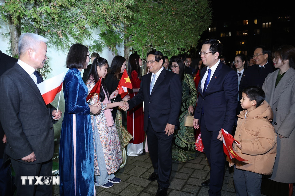 Thủ tướng Phạm Minh Chính thăm cán bộ, nhân viên Đại sứ quán và cộng đồng người Việt Nam tại Cộng hòa Ba Lan. (Ảnh: Dương Giang/TTXVN)