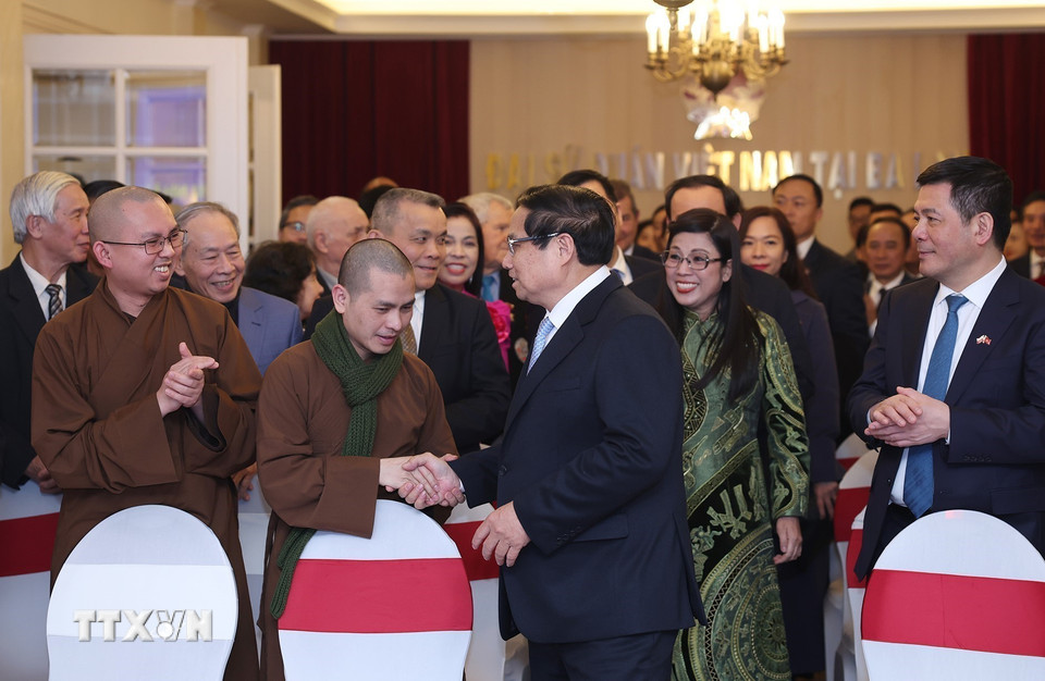 Thủ tướng Phạm Minh Chính với cộng đồng người Việt Nam tại Cộng hòa Ba Lan. (Ảnh: Dương Giang/TTXVN)