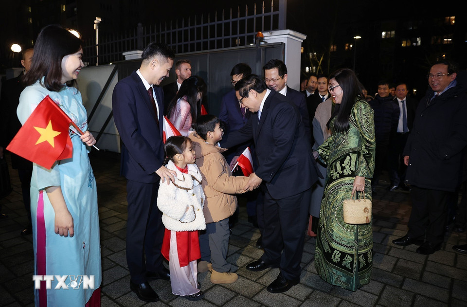 Thủ tướng Phạm Minh Chính thăm cán bộ, nhân viên Đại sứ quán và cộng đồng người Việt Nam tại Cộng hòa Ba Lan. (Ảnh: Dương Giang/TTXVN)