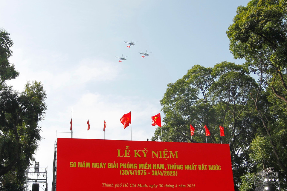 Màn bay trình diễn của lực lượng không quân mở màn cho Tổng duyệt Lễ diễu binh, diễu hành kỷ niệm 50 năm Ngày Giải phóng miền Nam, thống nhất đất nước. (Ảnh: Thanh Vũ/TTXVN)