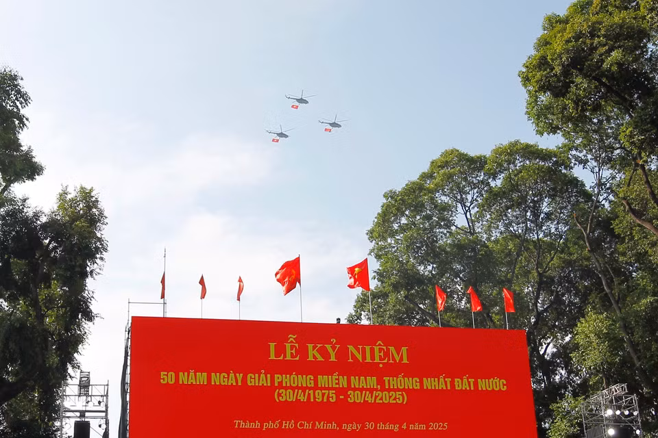 Màn bay trình diễn của lực lượng không quân mở màn cho Tổng duyệt Lễ diễu binh, diễu hành kỷ niệm 50 năm Ngày Giải phóng miền Nam, thống nhất đất nước. (Ảnh: Thanh Vũ/TTXVN)