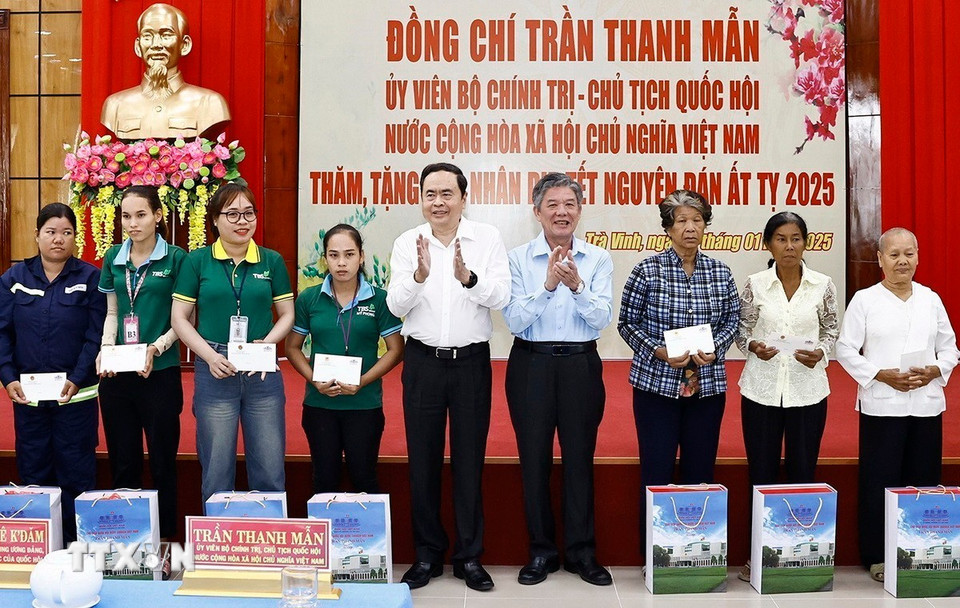 Chủ tịch Quốc hội Trần Thanh Mẫn tặng quà Tết cho hộ chính sách, công nhân, người lao động có hoàn cảnh khó khăn ở thành phố Trà Vinh. (Ảnh: Doãn Tấn/TTXVN)