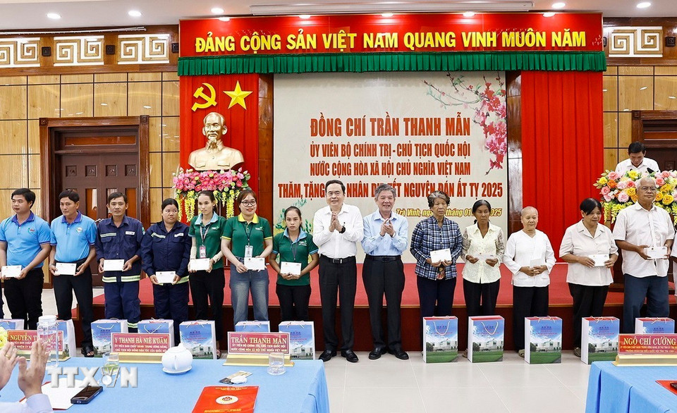 Chủ tịch Quốc hội Trần Thanh Mẫn tặng quà Tết cho hộ chính sách, công nhân, người lao động có hoàn cảnh khó khăn ở thành phố Trà Vinh. (Ảnh: Doãn Tấn/TTXVN)
