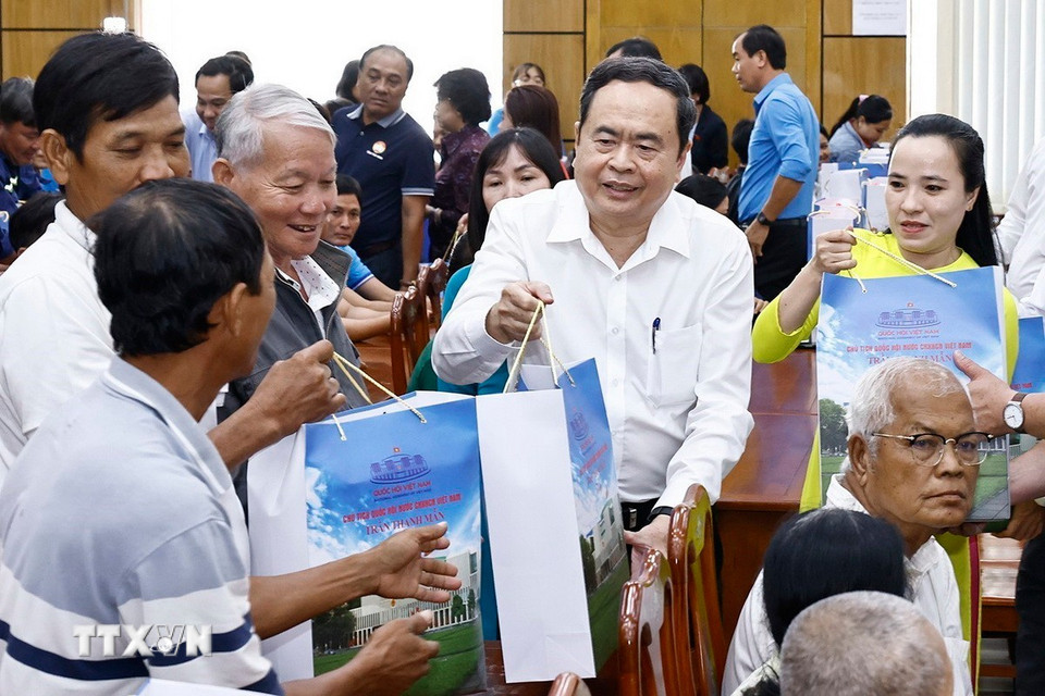 Chủ tịch Quốc hội Trần Thanh Mẫn tặng quà Tết cho hộ chính sách, công nhân, người lao động có hoàn cảnh khó khăn ở thành phố Trà Vinh. (Ảnh: Doãn Tấn/TTXVN)