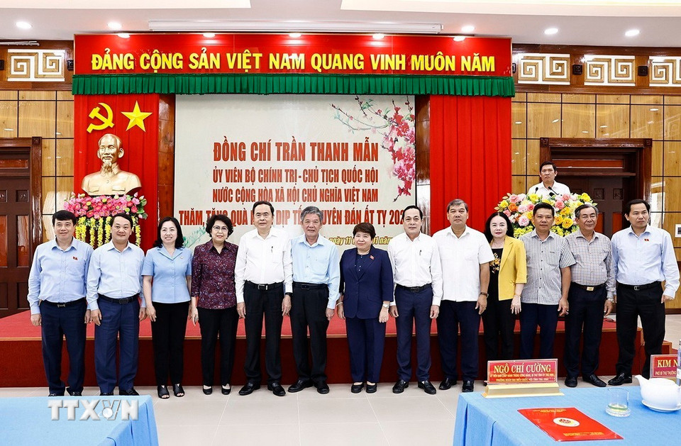 Chủ tịch Quốc hội Trần Thanh Mẫn với lãnh đạo tỉnh Trà Vinh. (Ảnh: Doãn Tấn/TTXVN)