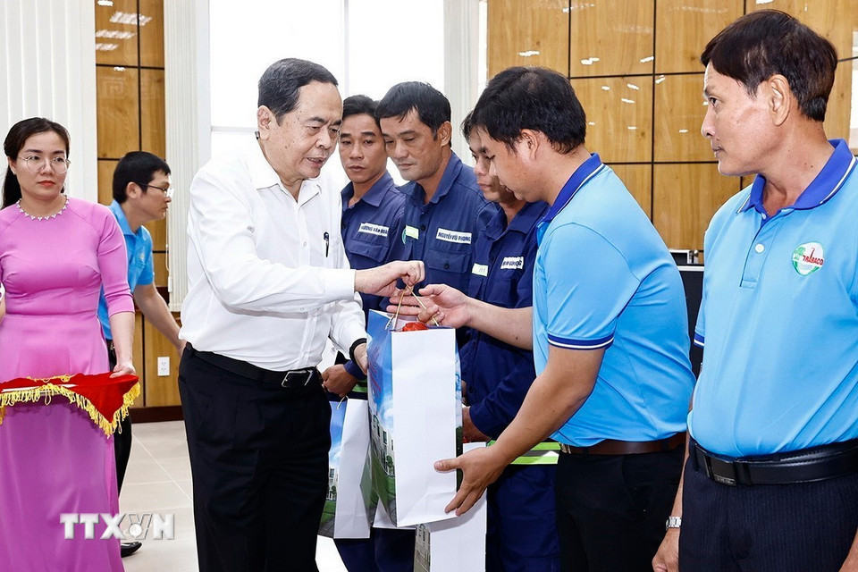Chủ tịch Quốc hội Trần Thanh Mẫn tặng quà Tết cho công nhân, người lao động có hoàn cảnh khó khăn ở thành phố Trà Vinh. (Ảnh: Doãn Tấn/TTXVN)