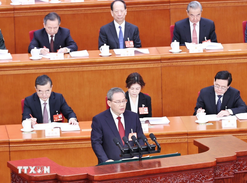 Thủ tướng Trung Quốc Lý Cường trình bày báo cáo chính phủ tại phiên khai mạc. (Ảnh: Công Tuyên/TTXVN)