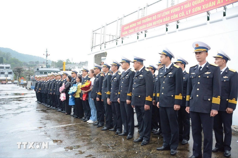 Đoàn công tác thực hiện nghi thức chào tạm biệt. (Ảnh: Văn Dũng/TTXVN)