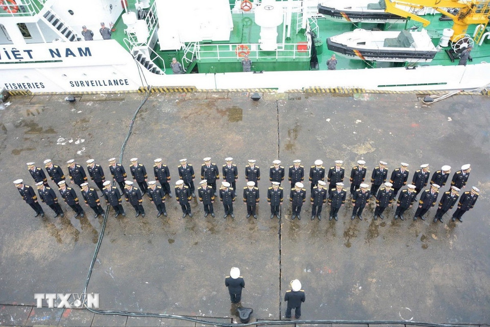 Các cán bộ, chiến sỹ thực hiện nghi thức chào tàu. (Ảnh: Văn Dũng/TTXVN)