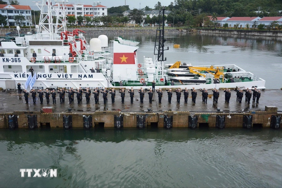 Các cán bộ, chiến sỹ thực hiện nghi thức chào tàu. (Ảnh: Văn Dũng/TTXVN)