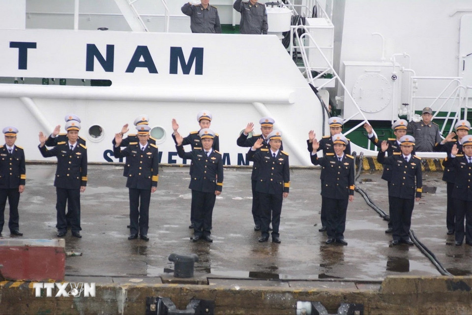 Các cán bộ, chiến sỹ thực hiện nghi thức chào tàu. (Ảnh: Văn Dũng/TTXVN)