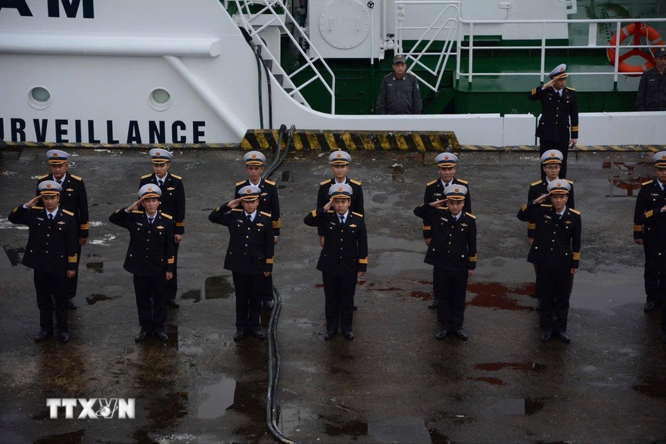 Các cán bộ, chiến sỹ thực hiện nghi thức chào tàu. (Ảnh: Văn Dũng/TTXVN)