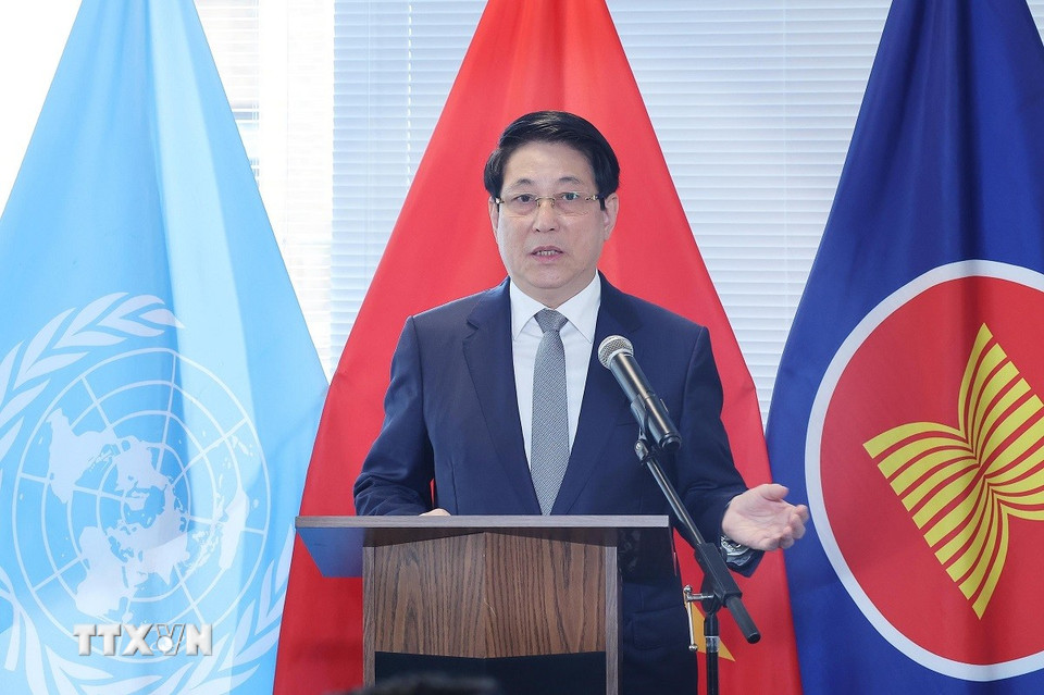 Chủ tịch nước Lương Cường nói chuyện với cán bộ, nhân viên Phái đoàn Thường trực Việt Nam tại Liên hợp quốc, các cơ quan đại diện Việt Nam tại Hoa Kỳ, đại diện cộng đồng người Việt Nam ở New York (Hoa Kỳ). (Ảnh: Lâm Khánh/TTXVN)