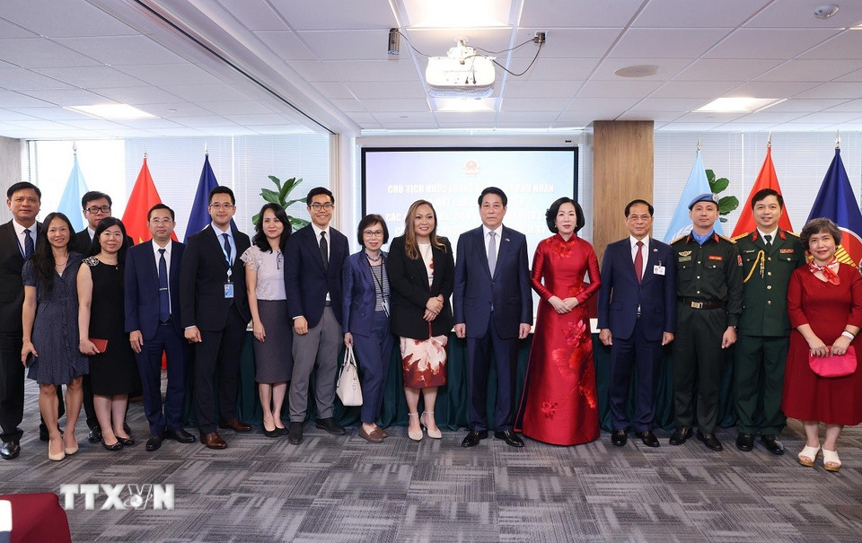 Chủ tịch nước Lương Cường và Phu nhân với cán bộ, nhân viên các cơ quan đại diện Việt Nam tại Hoa Kỳ, đại diện cộng đồng người Việt Nam ở New York (Hoa Kỳ). (Ảnh: Lâm Khánh/TTXVN)