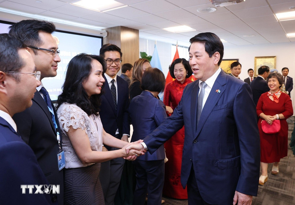 Chủ tịch nước Lương Cường với cán bộ, nhân viên các cơ quan đại diện Việt Nam tại Hoa Kỳ, đại diện cộng đồng người Việt Nam ở New York (Hoa Kỳ). (Ảnh: Lâm Khánh/TTXVN)