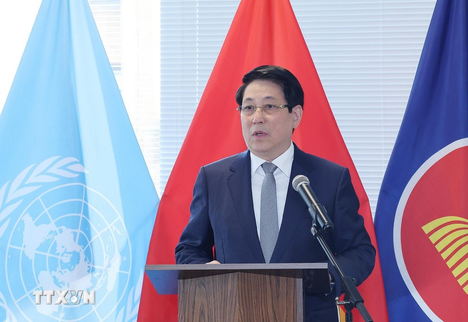 Chủ tịch nước Lương Cường nói chuyện với cán bộ, nhân viên Phái đoàn Thường trực Việt Nam tại Liên hợp quốc, các cơ quan đại diện Việt Nam tại Hoa Kỳ, đại diện cộng đồng người Việt Nam ở New York (Hoa Kỳ). (Ảnh: Lâm Khánh/TTXVN)