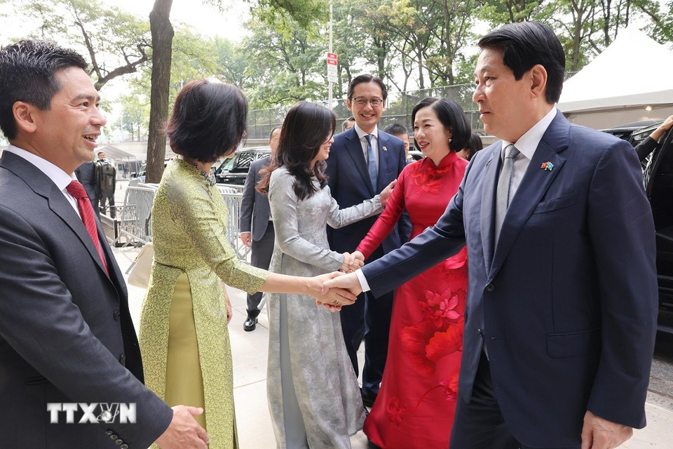 Cán bộ, nhân viên Phái đoàn Thường trực Việt Nam tại Liên hợp quốc đón Chủ tịch nước Lương Cường và Phu nhân. (Ảnh: Lâm Khánh/TTXVN)