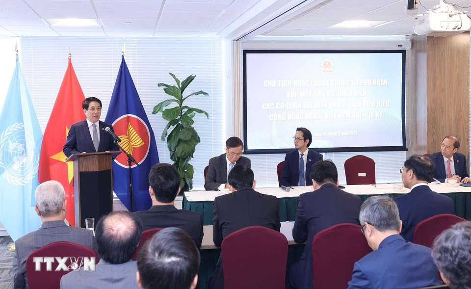 Chủ tịch nước Lương Cường nói chuyện với cán bộ, nhân viên Phái đoàn Thường trực Việt Nam tại Liên hợp quốc, các cơ quan đại diện Việt Nam tại Hoa Kỳ, đại diện cộng đồng người Việt Nam ở New York (Hoa Kỳ). (Ảnh: Lâm Khánh/TTXVN)