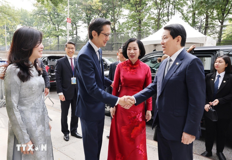 Đại sứ, Trưởng Phái đoàn Thường trực Việt Nam tại Liên hợp quốc Đỗ Hùng Việt đón Chủ tịch nước Lương Cường và Phu nhân. (Ảnh: Lâm Khánh/TTXVN)