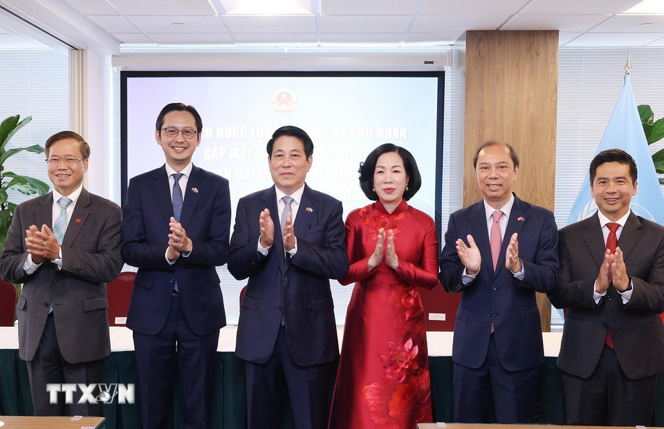 Chủ tịch nước Lương Cường và Phu nhân với Đại sứ, Trưởng Phái đoàn Thường trực Việt Nam tại Liên hợp quốc, Trưởng các cơ quan đại diện Việt Nam tại Hoa Kỳ. (Ảnh: Lâm Khánh/TTXVN)