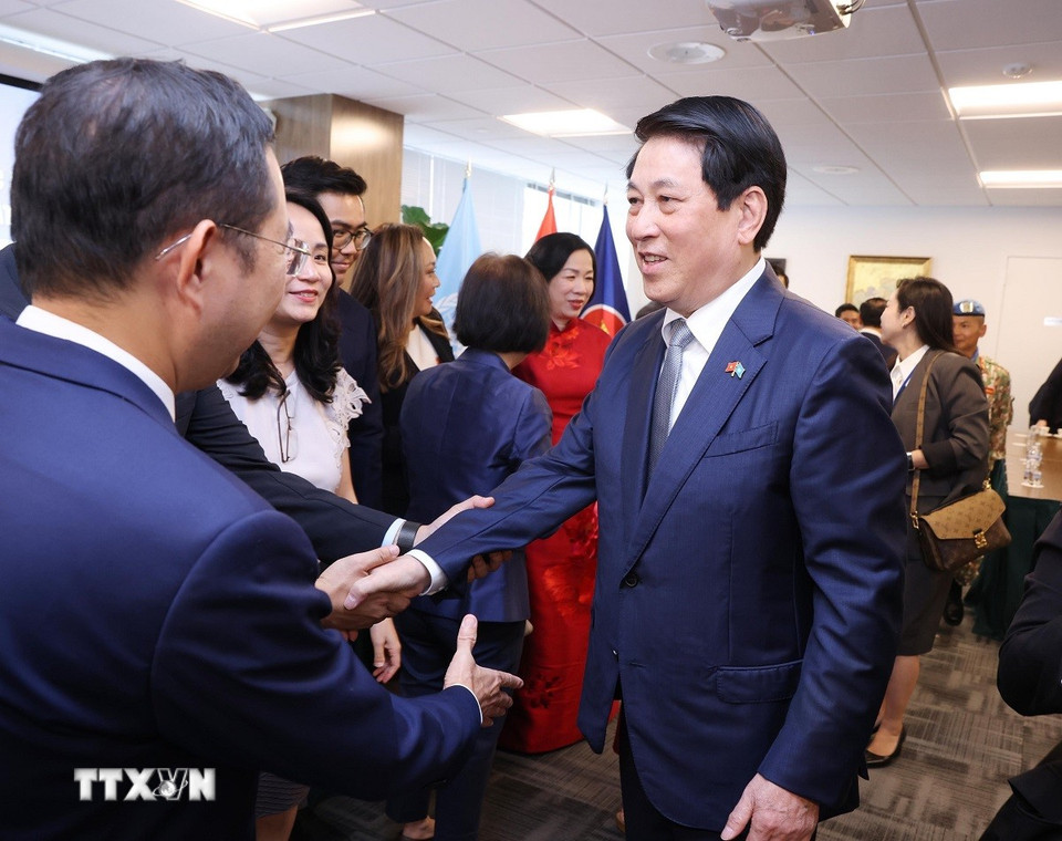 Chủ tịch nước Lương Cường với cán bộ, nhân viên các cơ quan đại diện Việt Nam tại Hoa Kỳ, đại diện cộng đồng người Việt Nam ở New York (Hoa Kỳ). (Ảnh: Lâm Khánh/TTXVN)