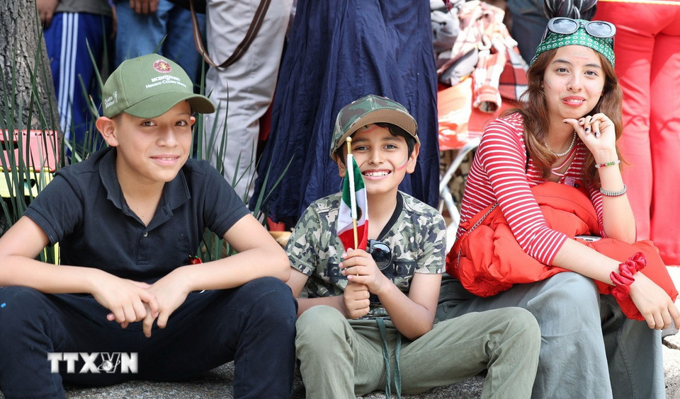 Người dân Mexico hào hứng xem diễu hành. (Ảnh: Phi Hùng/TTXVN)