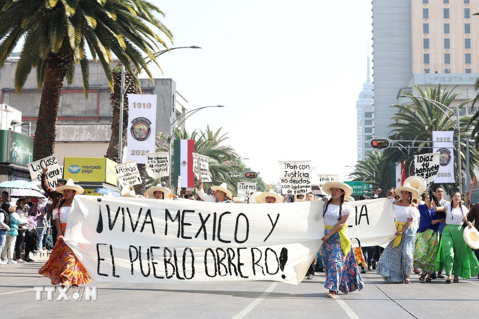 Diễu hành mô phỏng không khí đấu tranh của các tầng lớp xã hội trong cuộc cách mạng Mexico năm 1910. (Ảnh: Phi Hùng/TTXVN)