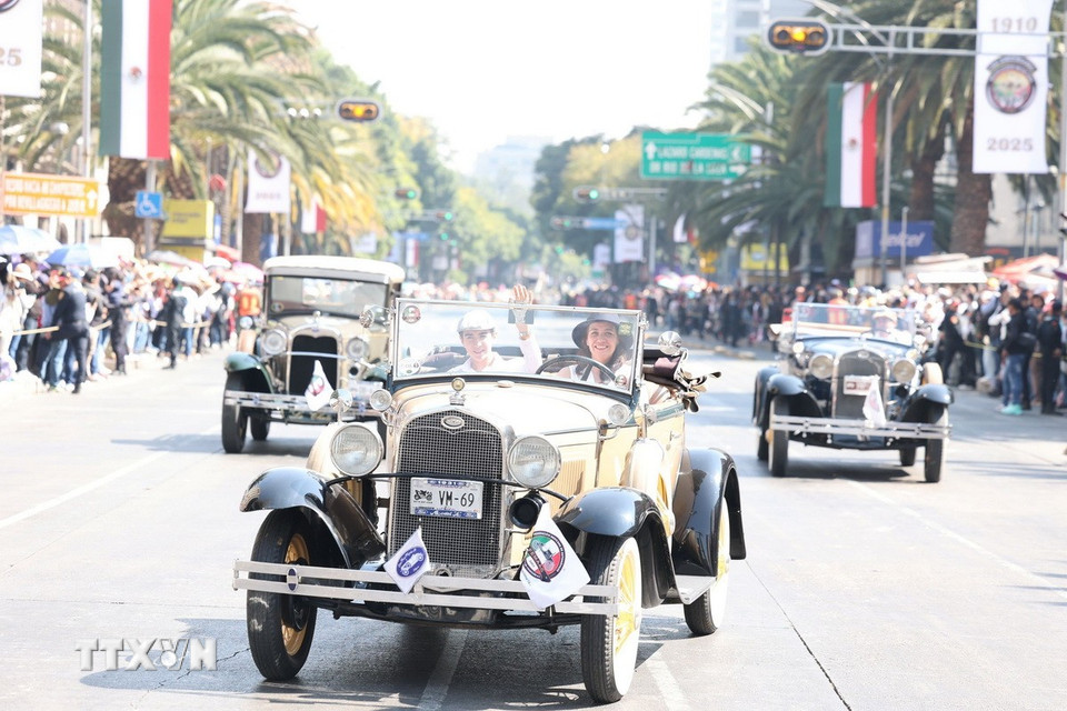 Đoàn xe cổ tái hiện hình ảnh đường phố Mexico City trong những tháng ngày Cách mạng hơn 1 thế kỷ trước. (Ảnh: Phi Hùng/TTXVN)