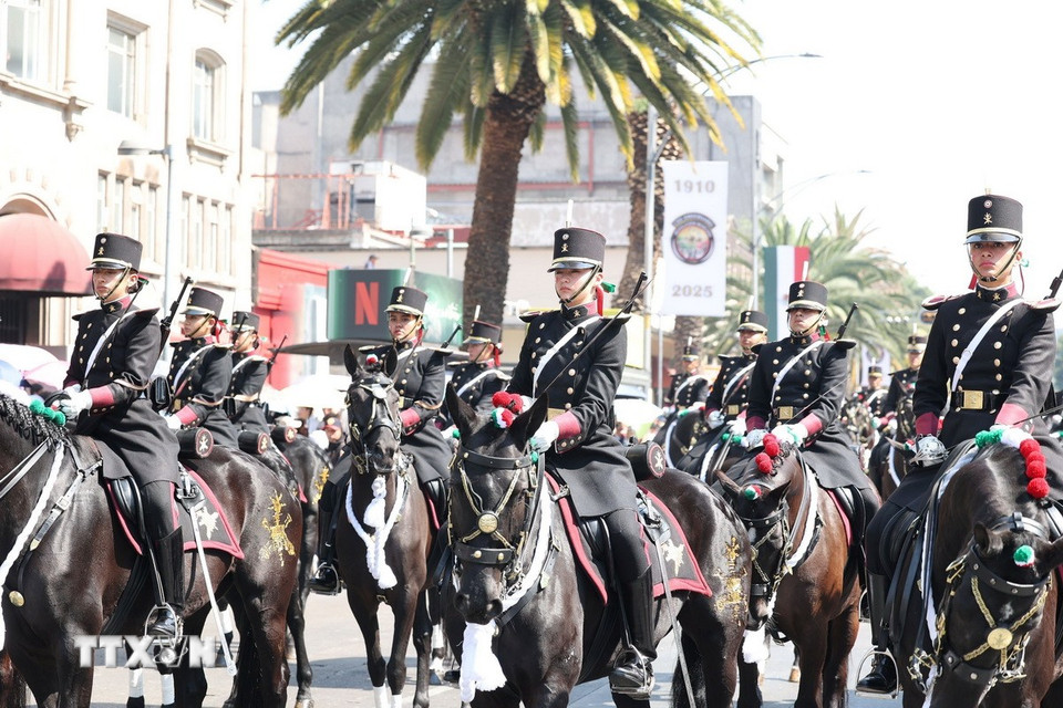 Đoàn diễu hành mô phỏng trang phục của lực lượng Cách mạng Mexico giai đoạn đầu thế kỷ 20. (Ảnh: Phi Hùng/TTXVN)
