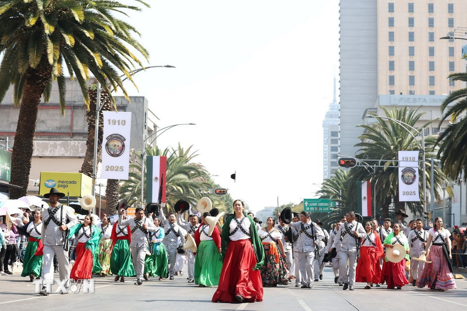 Đoàn diễu hành mô phỏng không khí đấu tranh của các tầng lớp xã hội trong cuộc Cách mạng Mexico năm 1910. (Ảnh: Phi Hùng/TTXVN)