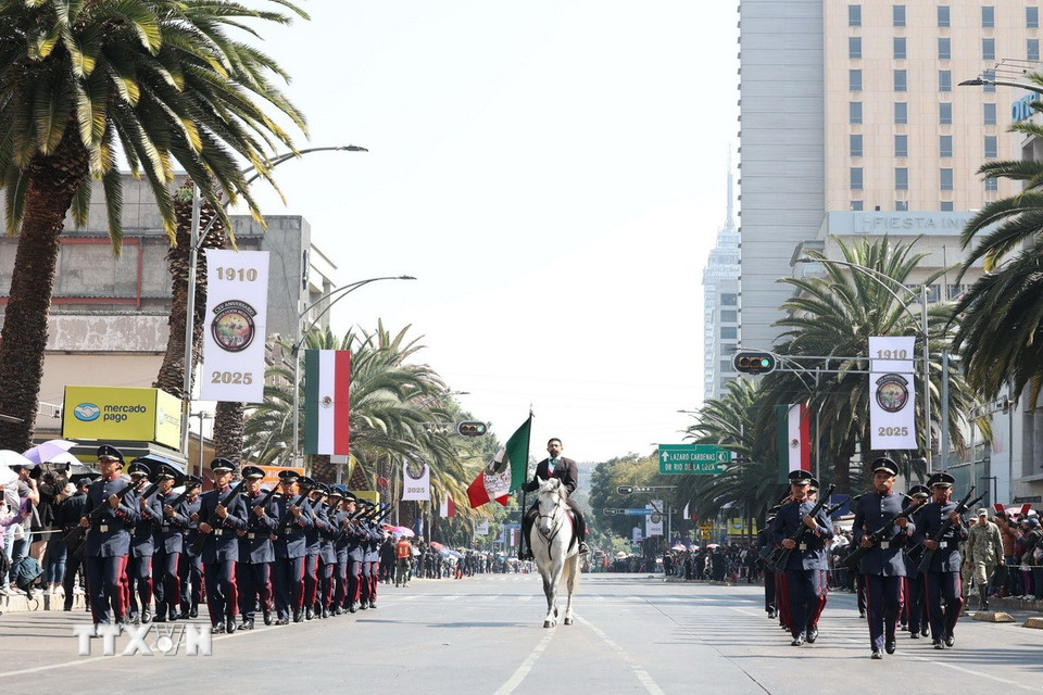 Đoàn diễu hành mô phỏng trang phục của lực lượng Cách mạng Mexico giai đoạn đầu thế kỷ 20. Ảnh: Phi Hùng/TTXVN)