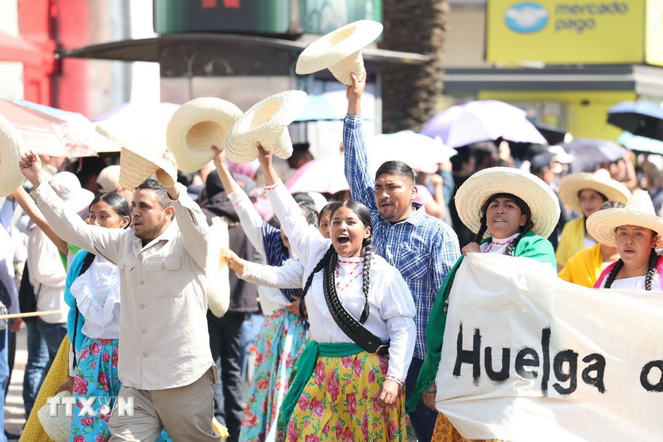 Đoàn diễu hành mô phỏng không khí đấu tranh của các tầng lớp xã hội trong cuộc cách mạng Mexico năm 1910. (Ảnh: Phi Hùng/TTXVN)