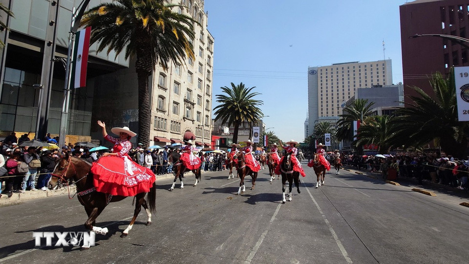 Diễu hành kỷ niệm 115 năm Cách mạng Mexico. (Ảnh: Phi Hùng/TTXVN)