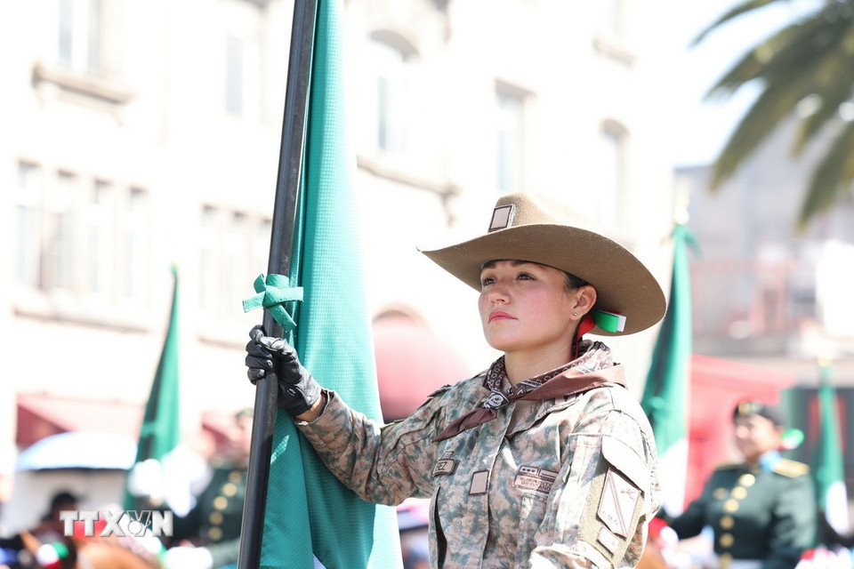 Một nữ kỵ binh thuộc biên chế Bộ Quốc phòng Mexico tham gia diễu hành. (Ảnh: Phi Hùng/TTXVN)