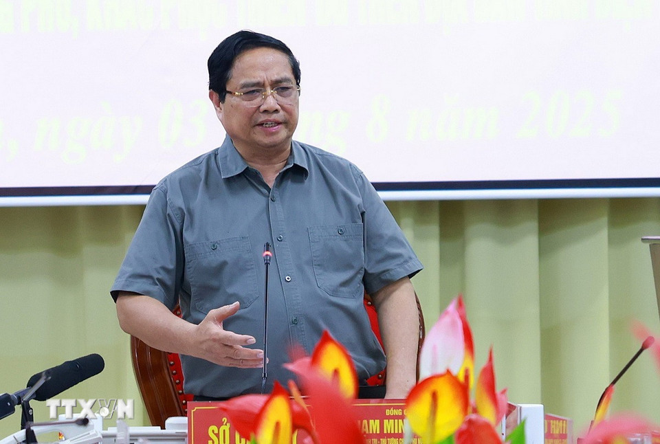 Thủ tướng Phạm Minh Chính, Trưởng Ban Chỉ đạo phòng thủ dân sự quốc gia làm việc với các đơn vị về công tác ứng phó, khắc phục hậu quả thiên tai tại Điện Biên. (Ảnh: Dương Giang/TTXVN)