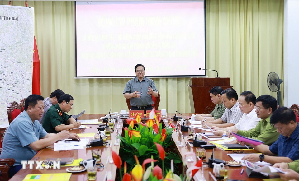 Thủ tướng Phạm Minh Chính, Trưởng Ban Chỉ đạo phòng thủ dân sự quốc gia làm việc với các đơn vị về công tác ứng phó, khắc phục hậu quả thiên tai tại Điện Biên. (Ảnh: Dương Giang/TTXVN)
