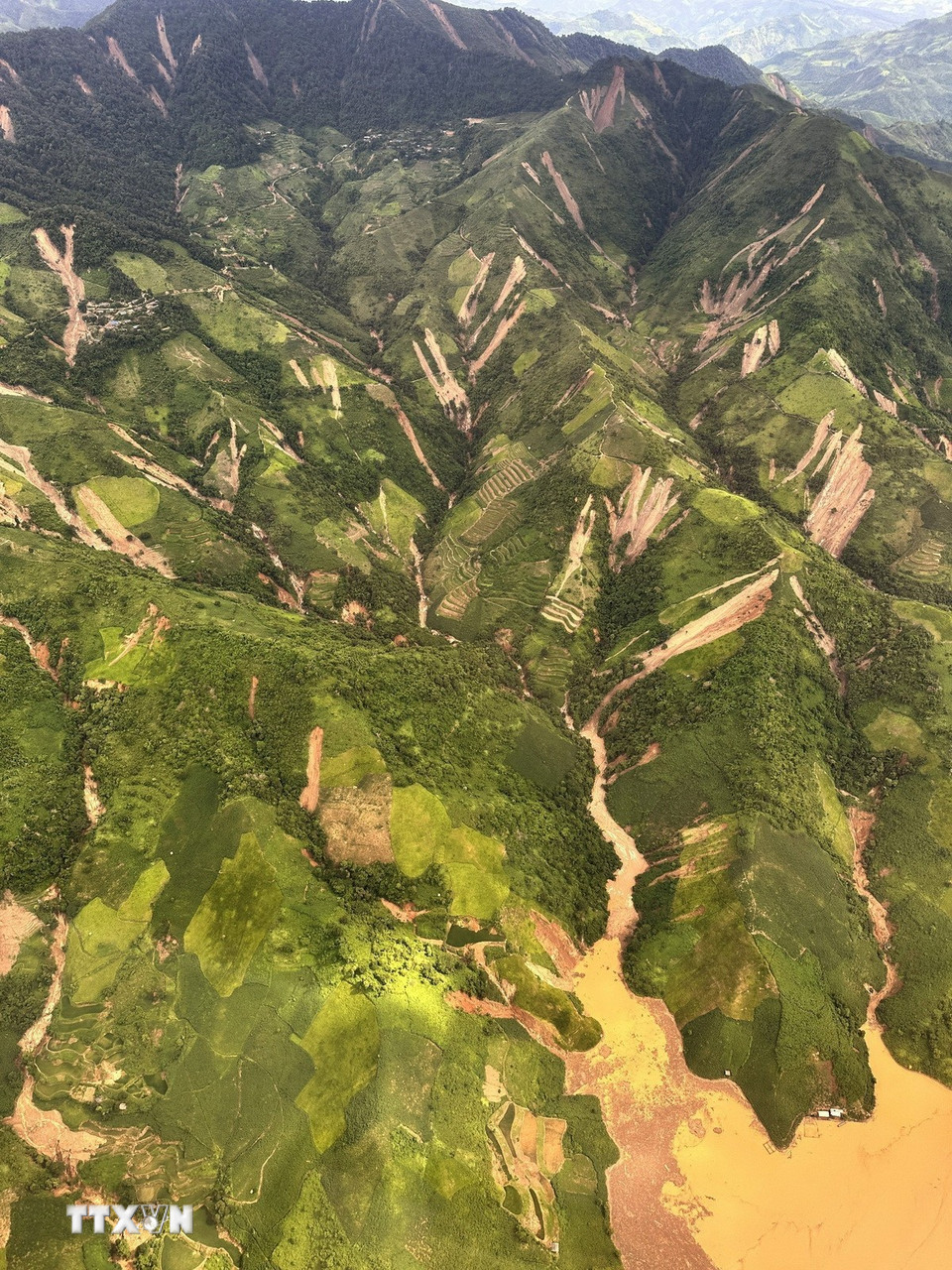 Nhiều khu vực bản Háng Lìa, xã Tìa Dình, tỉnh Điện Biên bị sạt lở nghiêm trọng. (Ảnh: Dương Giang/TTXVN)