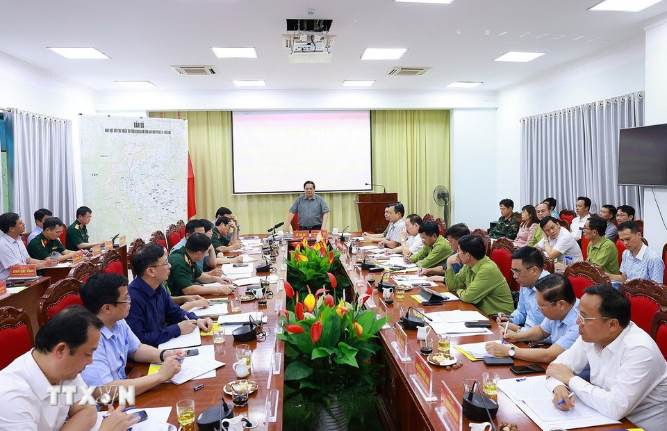 Thủ tướng Phạm Minh Chính, Trưởng Ban Chỉ đạo phòng thủ dân sự quốc gia làm việc với các đơn vị về công tác ứng phó, khắc phục hậu quả thiên tai tại Điện Biên. (Ảnh: Dương Giang/TTXVN)
