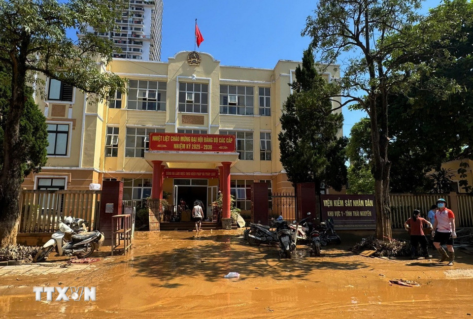 Nước rút trên đường Hùng Vương, phường Phan Đình Phùng, tỉnh Thái Nguyên. (Ảnh: Hoàng Nguyên/TTXVN)