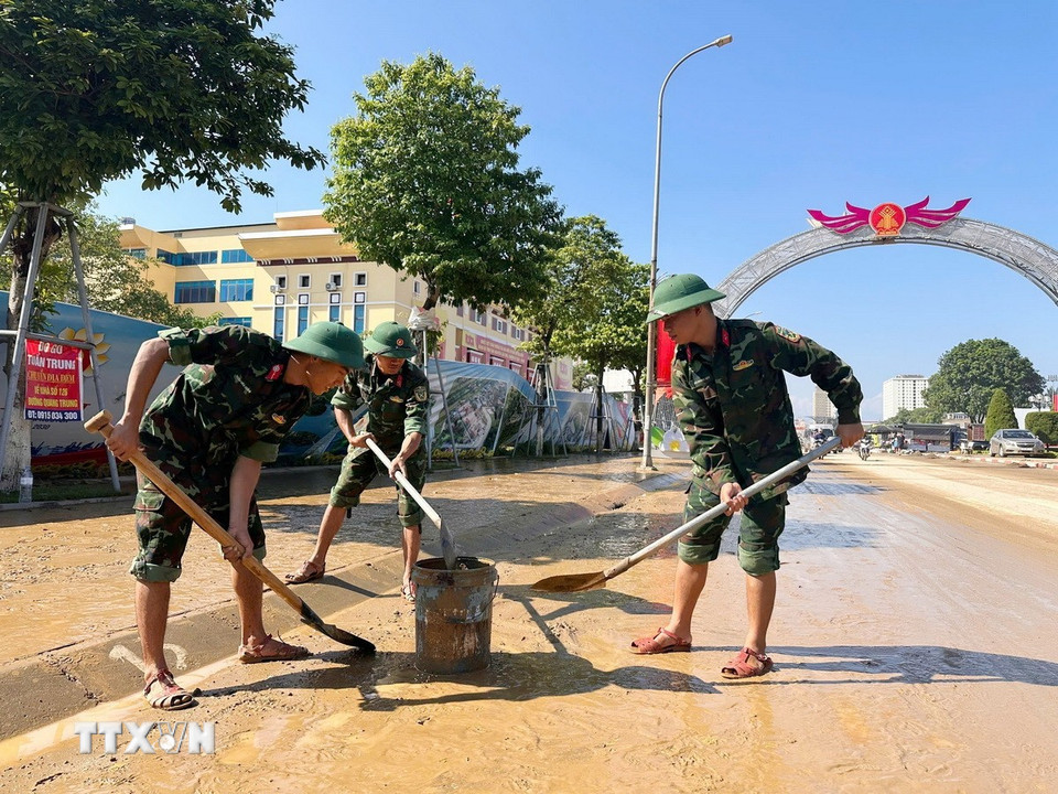 Cán bộ, chiến sỹ Bộ chỉ huy quân sự tỉnh Thái Nguyên hỗ trợ chính quyền địa phương dọn vệ sinh đường phố. (Ảnh: Hoàng Nguyên/TTXVN)
